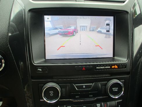 Used 2018 Ford Explorer XLT w/ Equipment Group 202A FWD image 9