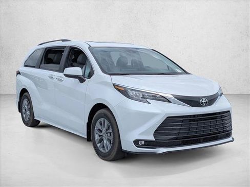 New 2026 Toyota Sienna XLE image 7
