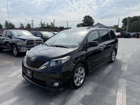 Used 2013 Toyota Sienna SE FWD image 3