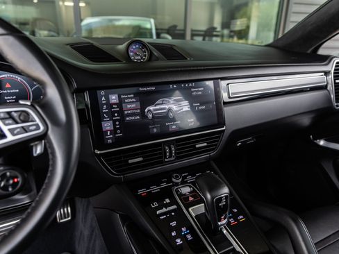 Certified 2020 Porsche Cayenne Turbo AWD/4WD image 32
