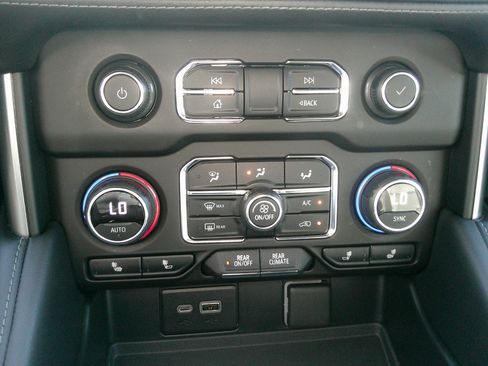 Used 2021 Chevrolet Tahoe LT w/ LT Signature Package image 23