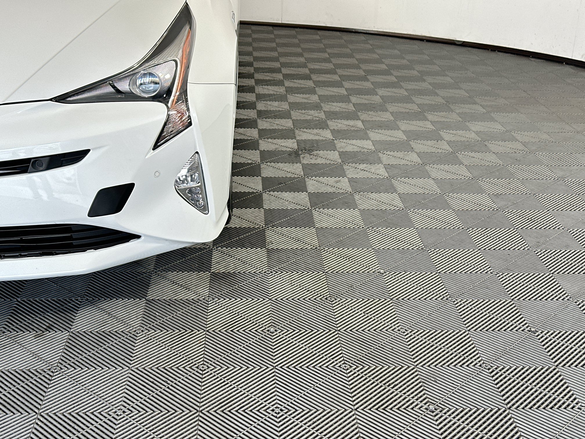 Used 2017 Toyota Prius Four Touring w/ Premium Convenience Package FWD image 9