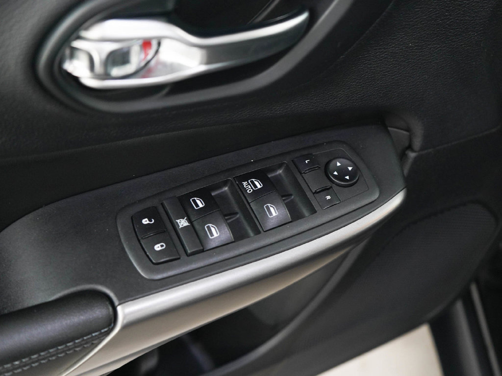 Used 2019 Jeep Cherokee Latitude w/ Cold Weather Group AWD/4WD image 19