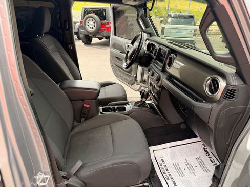 Used 2018 Jeep Wrangler Unlimited Sahara w/ Safety Group AWD/4WD image 17