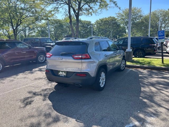 Used 2016 Jeep Cherokee Latitude w/ Cold Weather Group AWD/4WD image 9