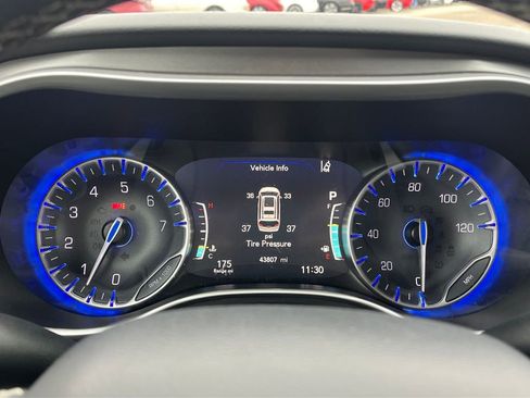 Used 2024 Chrysler Pacifica Touring-L image 32