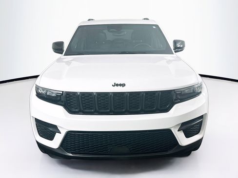 Used 2023 Jeep Grand Cherokee Altitude image 2