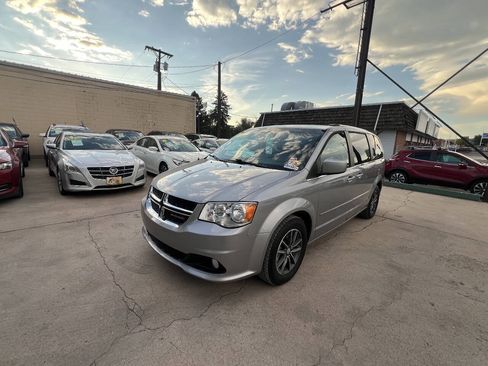 Used 2017 Dodge Grand Caravan SXT FWD image 1
