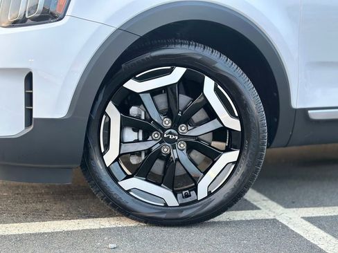 Used 2025 Kia Telluride EX w/ EX Captain's Chair Package image 2