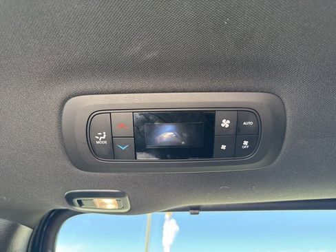 Used 2025 Chrysler Pacifica Select w/ Uconnect Theater Family Group image 24