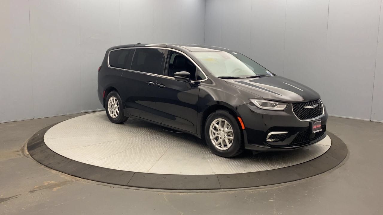 Used 2025 Chrysler Pacifica Select FWD image 7