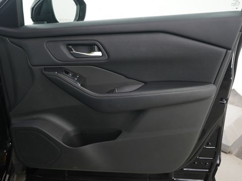 Used 2025 Nissan Rogue SV image 12