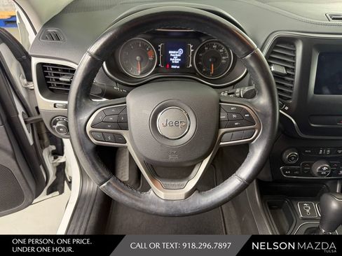 Used 2019 Jeep Cherokee Latitude Plus w/ Comfort/Convenience Group FWD image 24