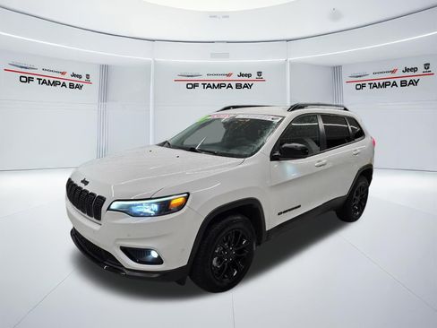 Used 2023 Jeep Cherokee Altitude Lux AWD/4WD image 2