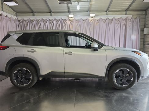 Used 2024 Nissan Rogue SV AWD/4WD image 9