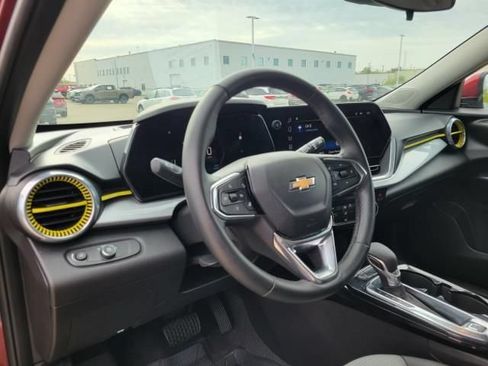 Used 2024 Chevrolet Trax LT w/ LT Convenience Package FWD image 18