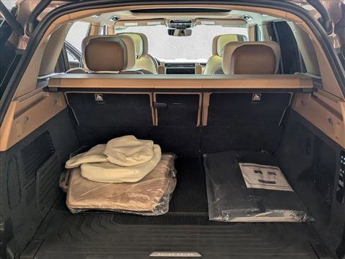 Used 2025 Land Rover Range Rover SV image 6