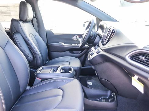 New 2027 Chrysler Pacifica Select FWD image 18