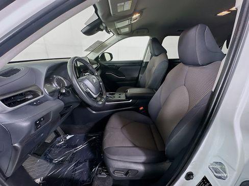 Used 2024 Toyota Highlander LE image 12