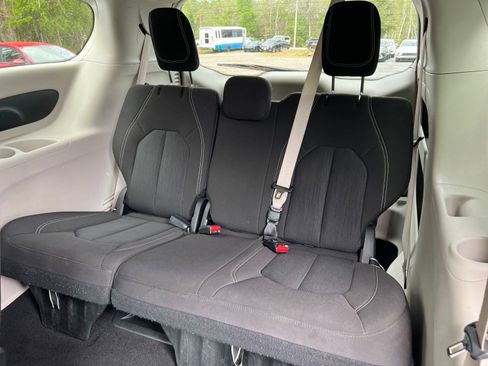 Used 2023 Chrysler Voyager LX image 32