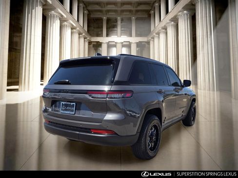 Used 2025 Jeep Grand Cherokee Altitude AWD/4WD image 4