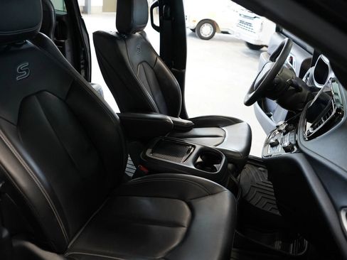 Used 2023 Chrysler Pacifica Touring-L w/ Uconnect Theater Family Group AWD/4WD image 35