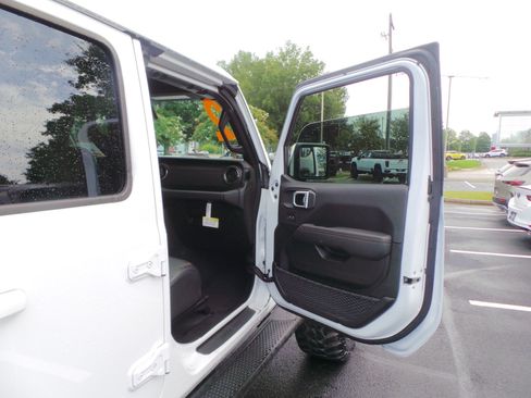 Used 2022 Jeep Wrangler Unlimited Sahara AWD/4WD image 38