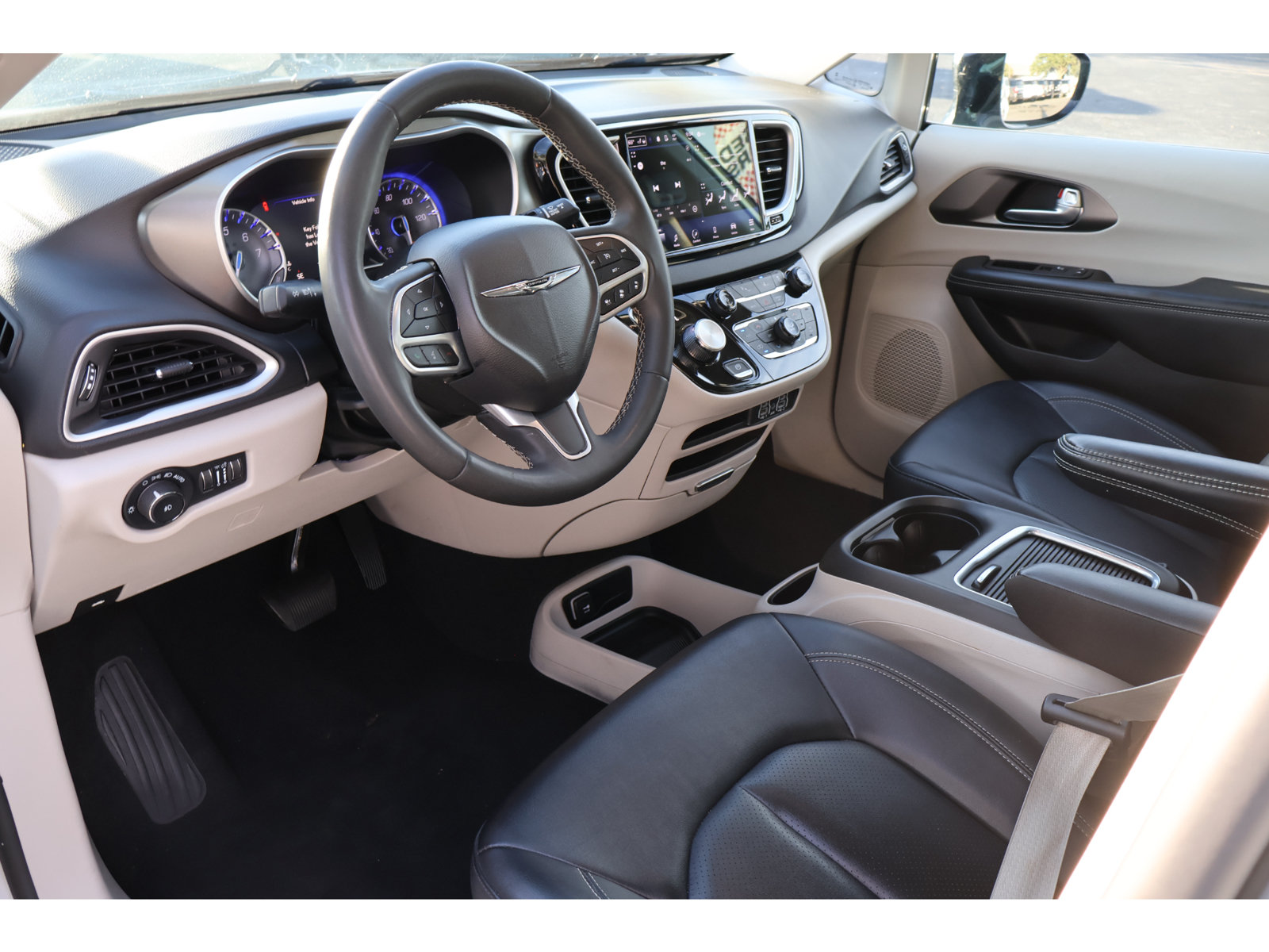 Used 2024 Chrysler Pacifica Touring-L FWD image 3