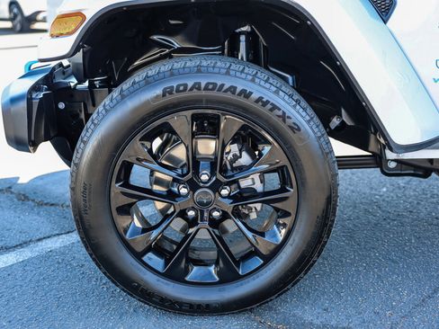 Used 2024 Jeep Wrangler Unlimited Sahara AWD/4WD image 30