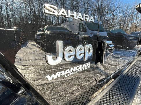 Used 2022 Jeep Wrangler Unlimited Sahara w/ Cold Weather Group image 9
