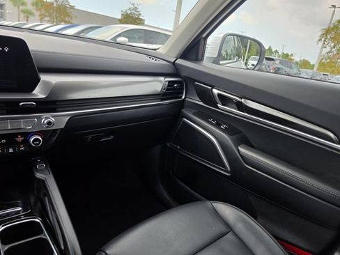 Certified 2025 Kia Telluride S FWD image 10