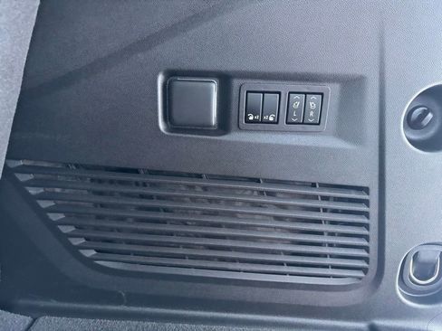 Used 2024 GMC Yukon SLT w/ SLT Luxury Package image 33