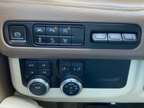 Used 2024 GMC Yukon XL Denali AWD/4WD image 30