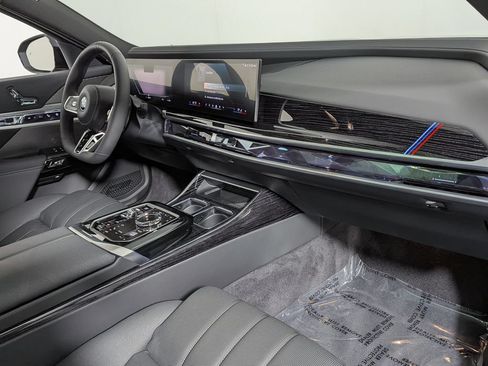 Used 2026 BMW i7 xDrive60 AWD/4WD image 32