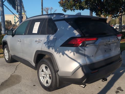 Used 2019 Toyota RAV4 LE image 8
