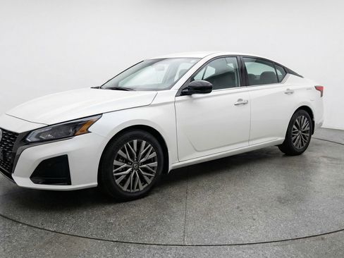 Used 2025 Nissan Altima 2.5 SV image 3