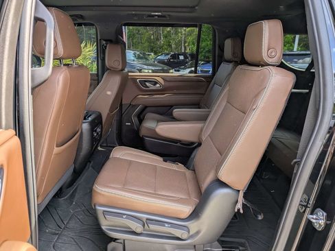 Used 2023 Chevrolet Suburban High Country w/ Premium Package 2 AWD/4WD image 15