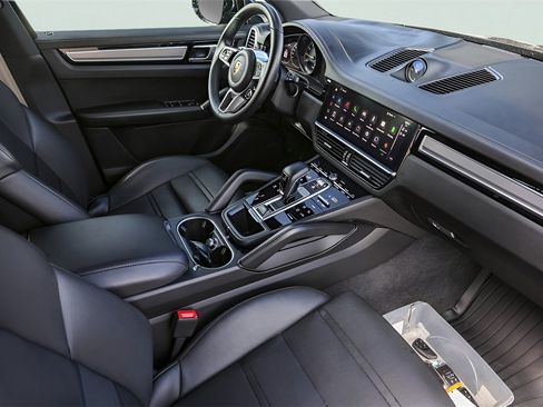 Used 2022 Porsche Cayenne Platinum Edition image 33