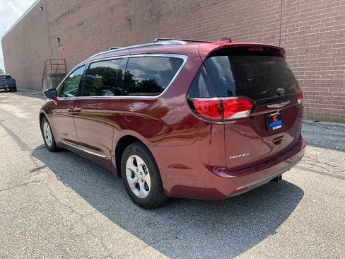 Used 2017 Chrysler Pacifica Touring-L Plus FWD image 3