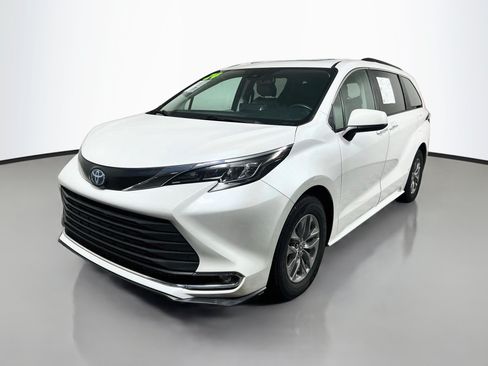Used 2024 Toyota Sienna XLE FWD image 10