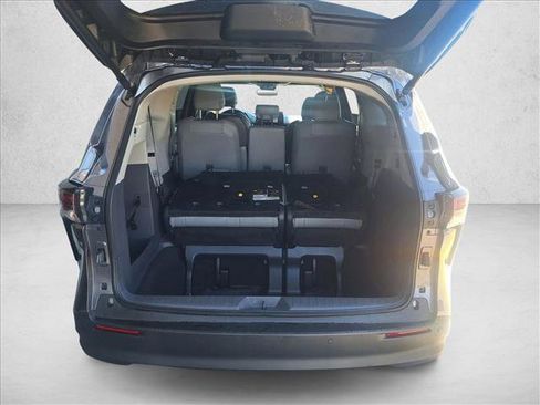 Used 2023 Toyota Sienna XLE w/ XLE Plus Package FWD image 17
