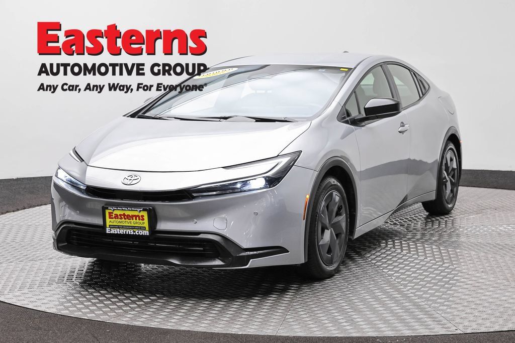 Used 2025 Toyota Prius LE FWD image 1