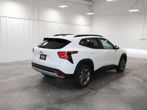 Used 2025 Chevrolet Trax LT FWD image 9