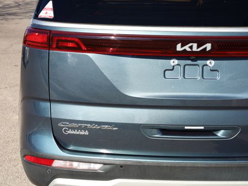 Used 2022 Kia Carnival EX image 27