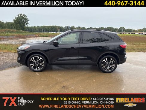 Used 2022 Ford Escape SE w/ SE Sport Appearance Package image 2