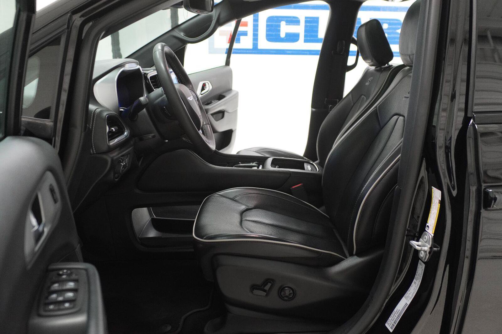 Used 2025 Chrysler Pacifica Limited FWD image 9