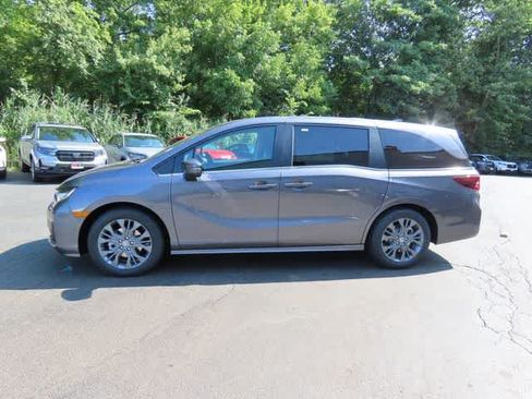 New 2026 Honda Odyssey Touring image 3