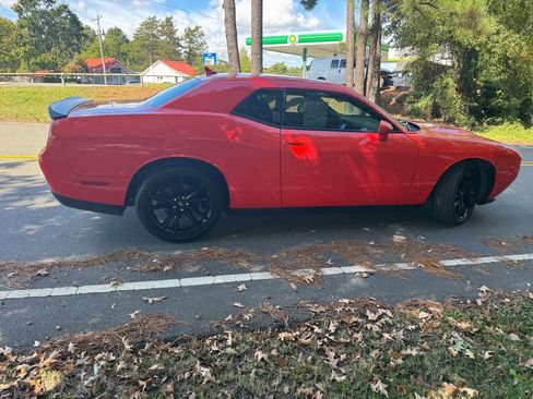 Used 2018 Dodge Challenger SXT w/ Blacktop Package image 7
