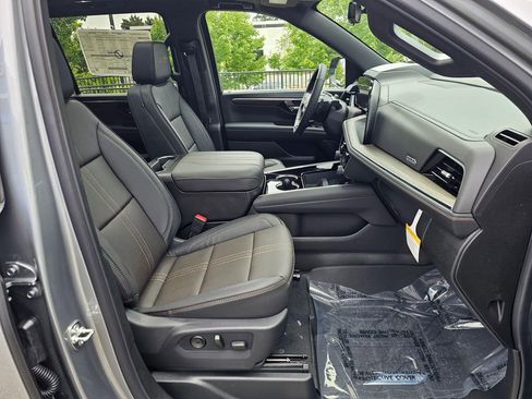 New 2026 Chevrolet Suburban High Country AWD/4WD image 11
