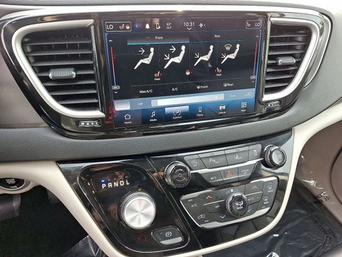 Used 2024 Chrysler Pacifica Touring-L FWD image 19